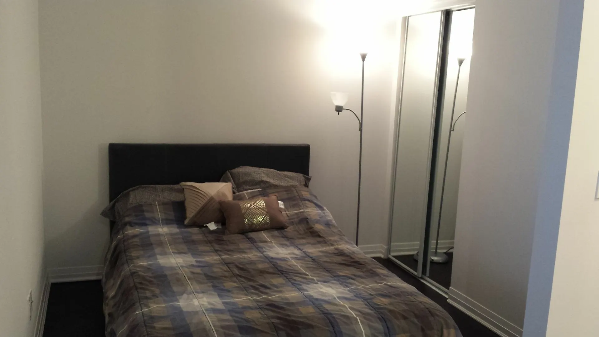 Ice Furnished Apartment Торонто